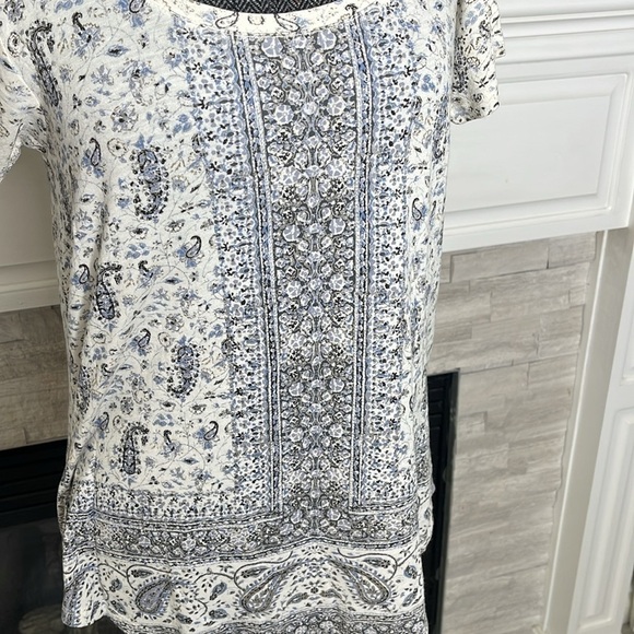 LUCKY BRAND Women's Scoop Neck Graphic Tee T-Shirt with Curved Hemline Medium - Picture 5 of 7